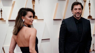 Javier Bardem demuestra su amor por Penélope Cruz mirándola así sobre la alfombra roja de los Oscar
