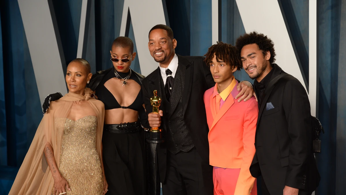 Will Smith da la cara y posa con su mujer, Jada Pinkett, y sus hijos tras  su agresión en los Oscar