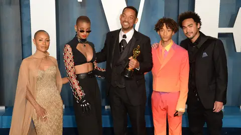 Will Smith posa con su familia tras los Oscar Will Smith posa con su familia tras los Oscar