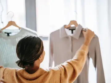 Chica escogiendo ropa Chica escogiendo ropa