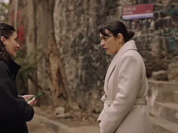 Ceylan encuentra a Safiye en la calle, ante la sorpresa de Han Ceylan encuentra a Safiye en la calle, ante la sorpresa de Han