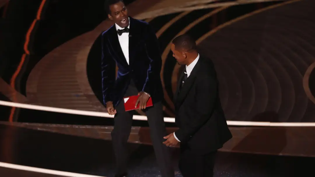 El actor Will Smith (d) abofetea al presentador de la gala Chris Rock (i) durante la 94ª ceremonia anual de los Premios de la Academia de Cine estadounidense en el Dolby Theatre de Hollywood, Los Ángeles, California El actor Will Smith (d) abofetea al presentador de la gala Chris Rock (i) durante la 94ª ceremonia anual de los Premios de la Academia de Cine estadounidense en el Dolby Theatre de Hollywood, Los Ángeles, California