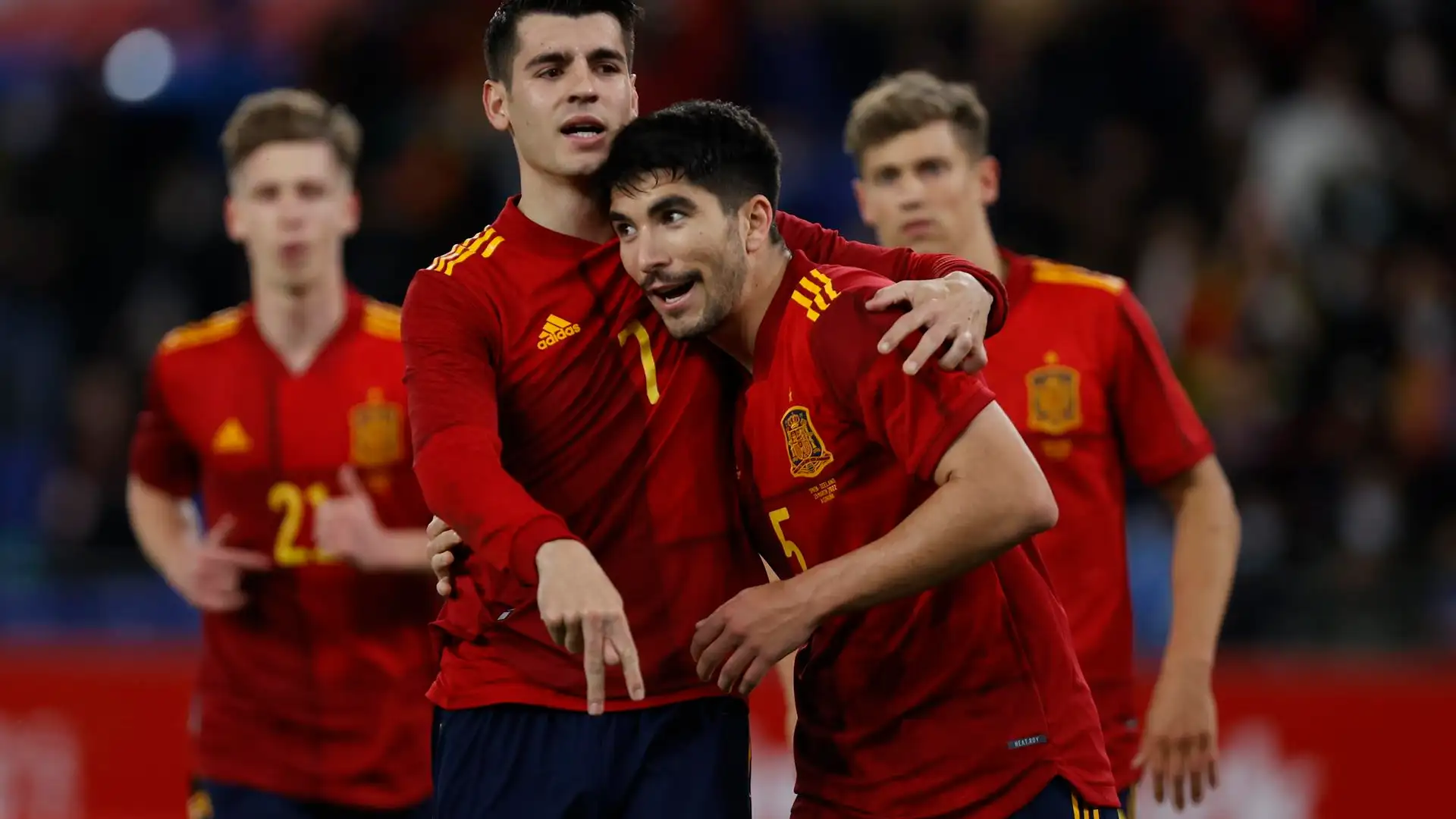 Morata celebra uno de sus goles ante Islandia