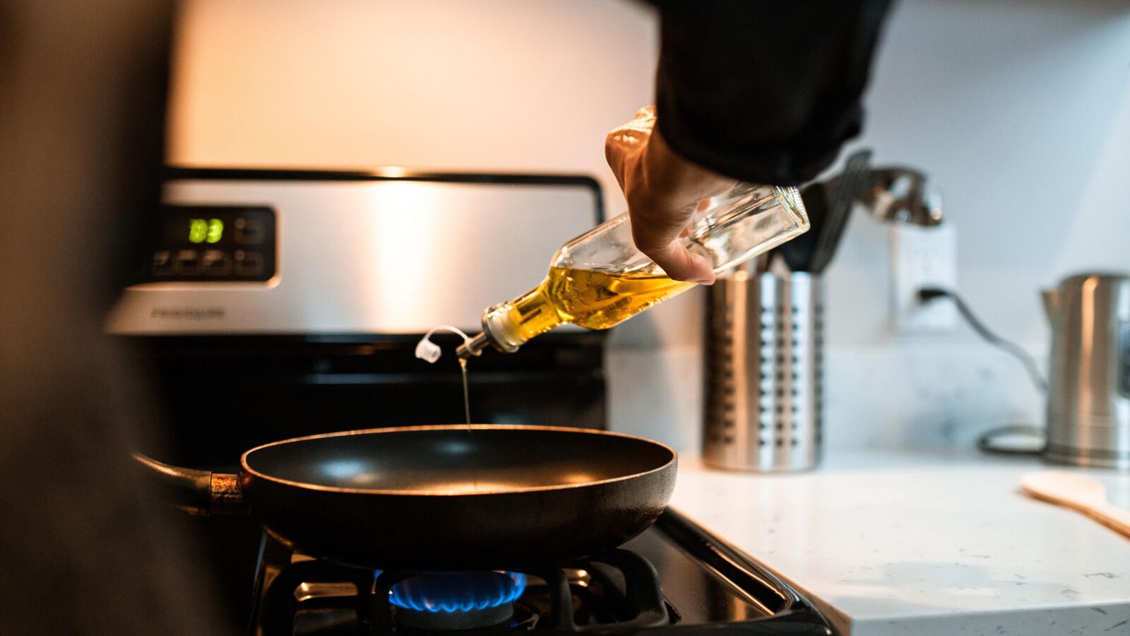 Cómo mantener el aceite limpio mientras estamos friendo