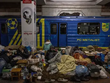 Ucranianos refugiados en una estación de metro