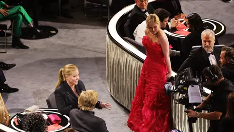 El momento incómodo de Amy Schumer y Kirsten Dunst en los Oscar El momento incómodo de Amy Schumer y Kirsten Dunst en los Oscar