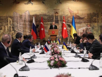 El presidente turco Erdogan (c) en el discurso de apertura de las negociones ruso-ucranianas que han comenzado este martes en Estambul.