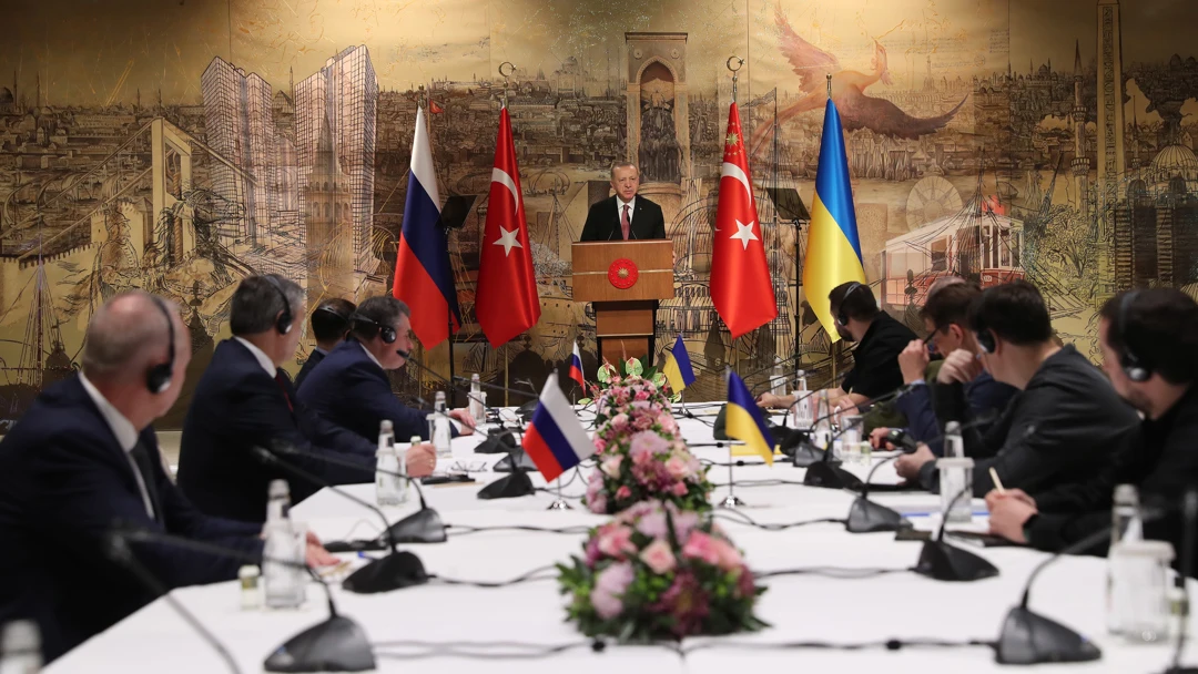El presidente turco Erdogan (c) en el discurso de apertura de las negociones ruso-ucranianas que han comenzado este martes en Estambul.