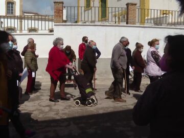 Personas mayores protestando en Bobadilla (Málaga) por el cercano cierre de su sucursal bancaria