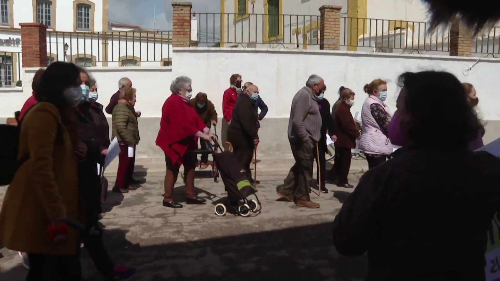 Vecinos de un pueblo de Málaga toman la única sucursal bancaria de su zona para evitar que la cierren: 