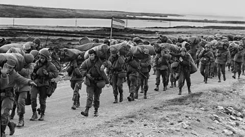 Efemérides de hoy 2 de abril de 2022: el 2 de abril de 1982, tropas argentinas inician la ocupación de puerto Stanley, en las islas Malvinas, que se encontraban bajo dominio del Reino Unido. Efemérides