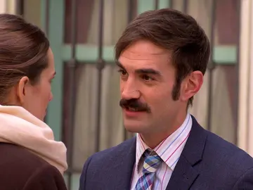 Raúl le pide una cita a Julieta: “Sé que Emilio y tú habéis roto” Raúl le pide una cita a Julieta: “Sé que Emilio y tú habéis roto”