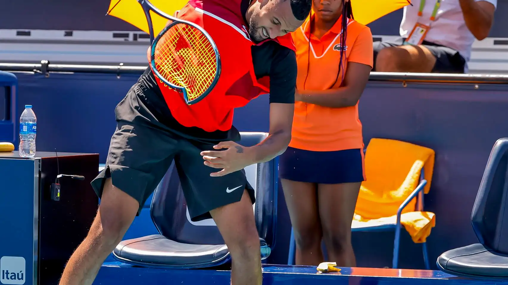 Kyrgios destroza su raqueta en Miami Kyrgios destroza su raqueta en Miami