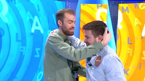 Orestes se derrumba en lágrimas al despedirse de Jaime tras 102 programas juntos en ‘Pasapalabra’ Orestes se derrumba en lágrimas al despedirse de Jaime tras 102 programas juntos en ‘Pasapalabra’
