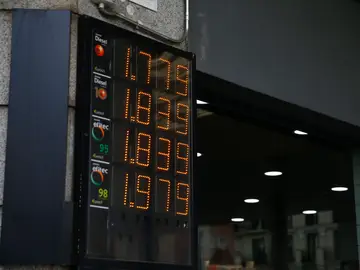 Un panel muestra el precio de los distintos combustibles en una gasolinera