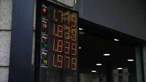 Un panel muestra el precio de los distintos combustibles en una gasolinera Un panel muestra el precio de los distintos combustibles en una gasolinera