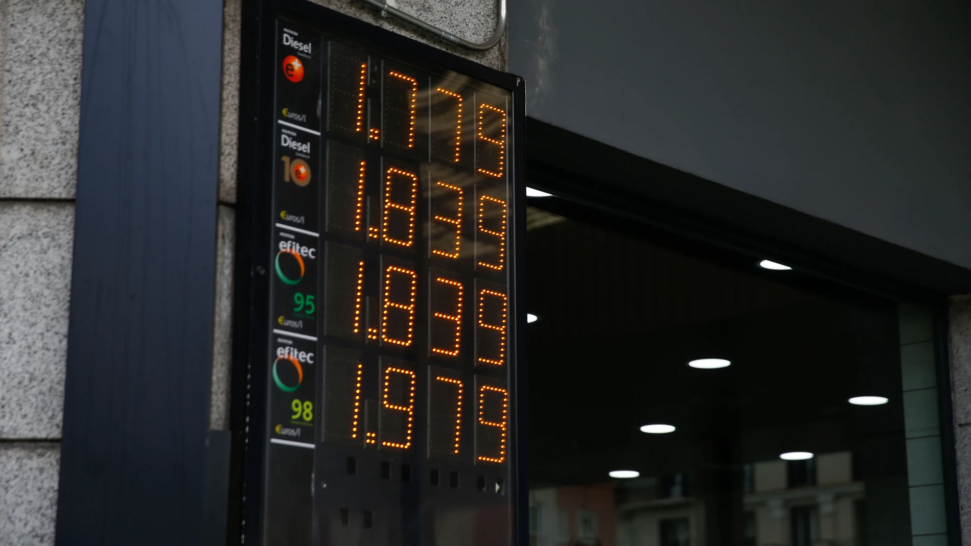Un panel muestra el precio de los distintos combustibles en una gasolinera