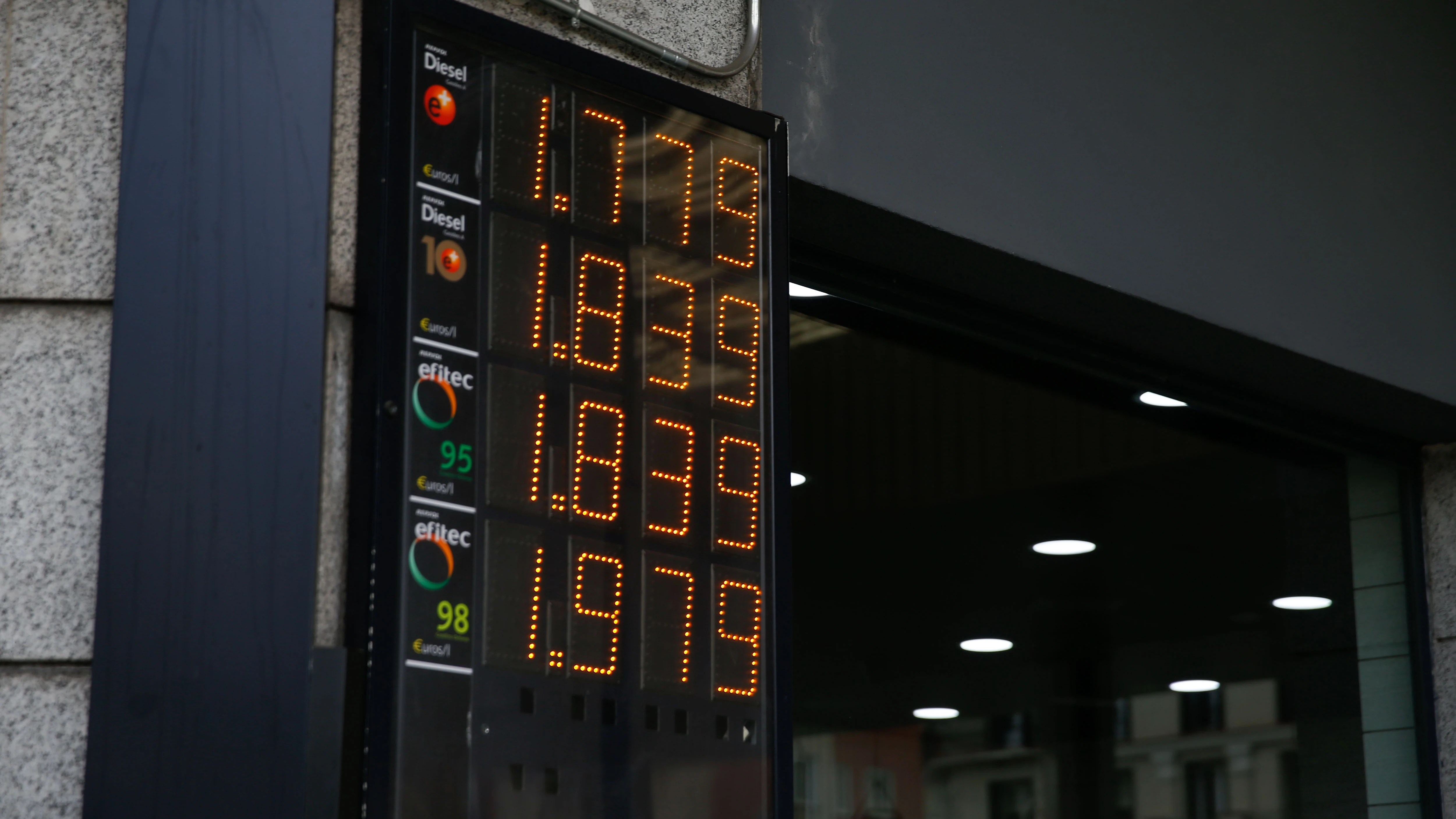 Un panel muestra el precio de los distintos combustibles en una gasolinera Un panel muestra el precio de los distintos combustibles en una gasolinera