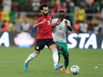 Mané y Salah durante el partido entre Senegal y Egipto