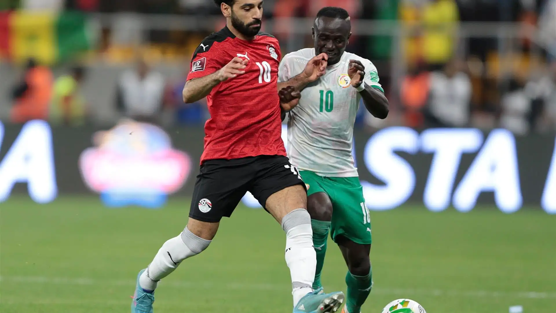 Man&eacute; y Salah durante el partido entre Senegal y Egipto