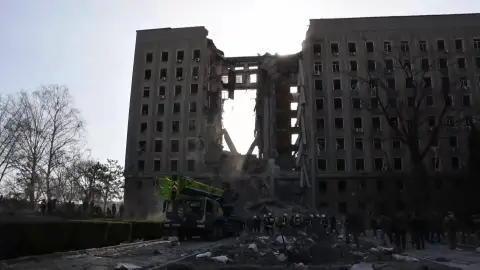 Las imágenes del impacto del misil ruso contra el edificio gubernamental de Mykolaiv Las imágenes del impacto del misil ruso contra el edificio gubernamental de Mykolaiv