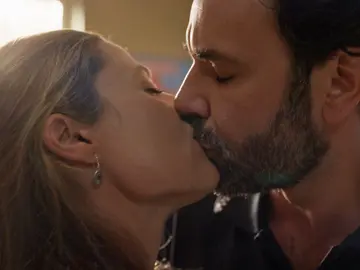 El acercamiento de Clara y César termina con un tierno beso El acercamiento de Clara y César termina con un tierno beso