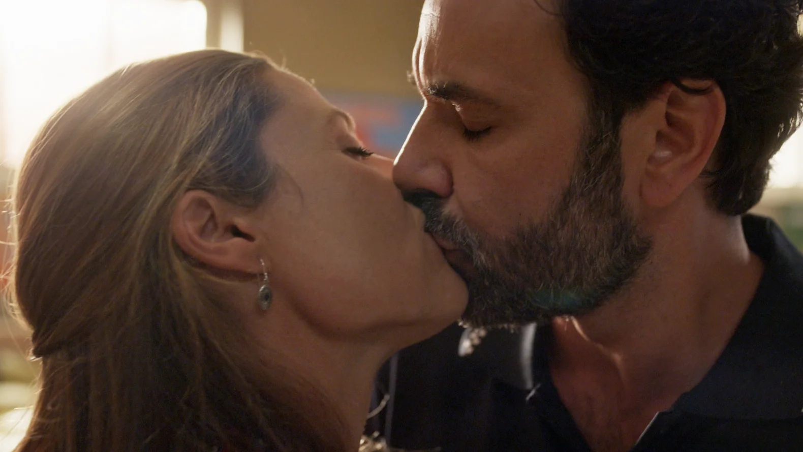 El acercamiento de Clara y César termina con un tierno beso El acercamiento de Clara y César termina con un tierno beso