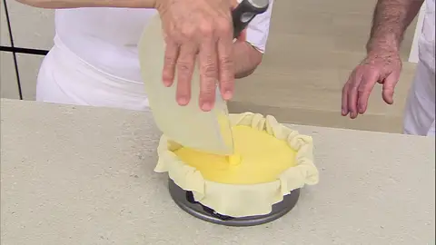 Vierte la mezcla en la tartaleta Vierte la mezcla en la tartaleta