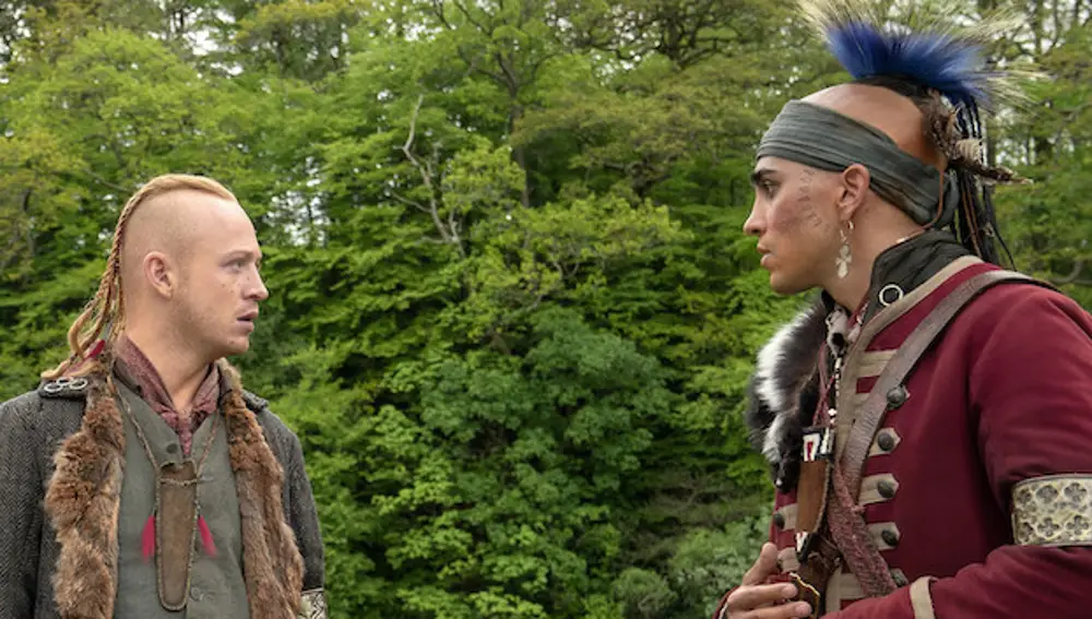 El joven Ian y el mohicano Kaheroton en 'Outlander'