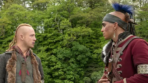 El joven Ian y el mohicano Kaheroton en 'Outlander' El joven Ian y el mohicano Kaheroton en 'Outlander'