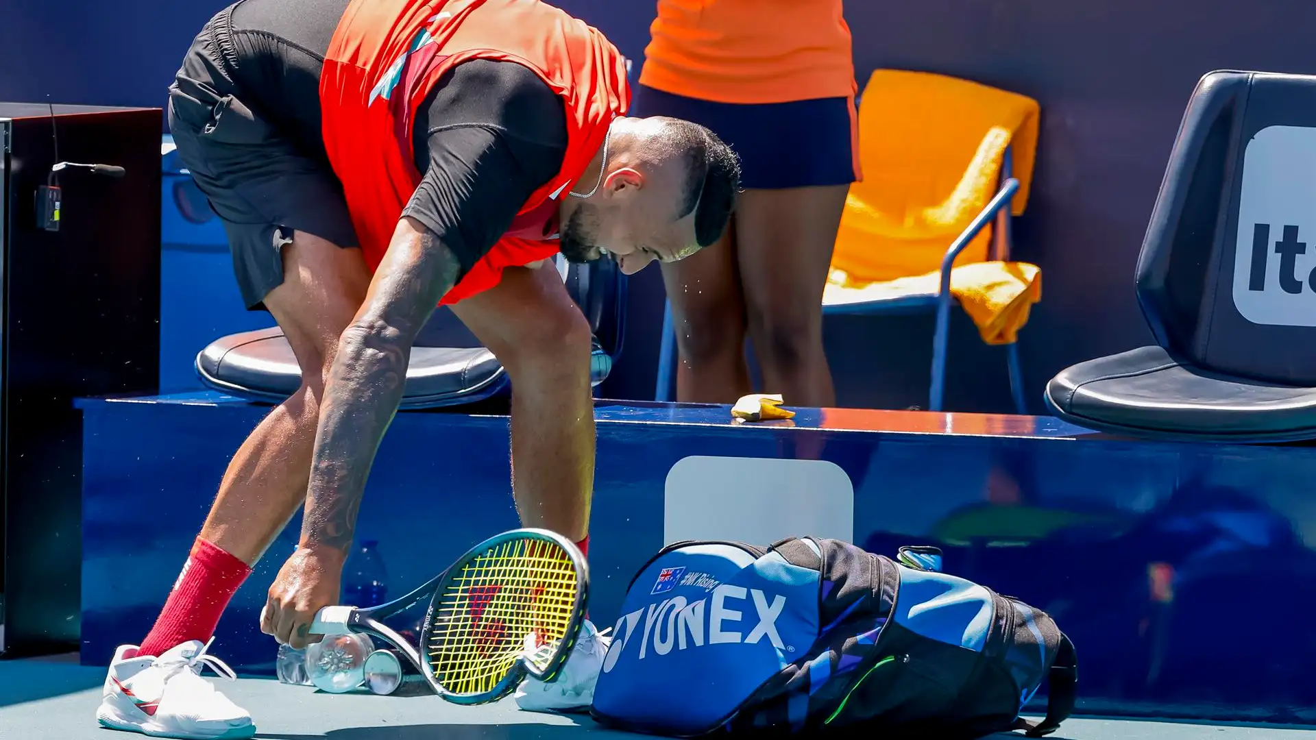 Kyrgios vuelve a liarla: se encara con el juez y rompe una raqueta Kyrgios vuelve a liarla: se encara con el juez y rompe una raqueta