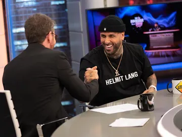 El motivo por el que Nicky Jam hizo un impresionante regalo a su novia: "A veces he regalado dinero por la calle" El motivo por el que Nicky Jam hizo un impresionante regalo a su novia: "A veces he regalado dinero por la calle"