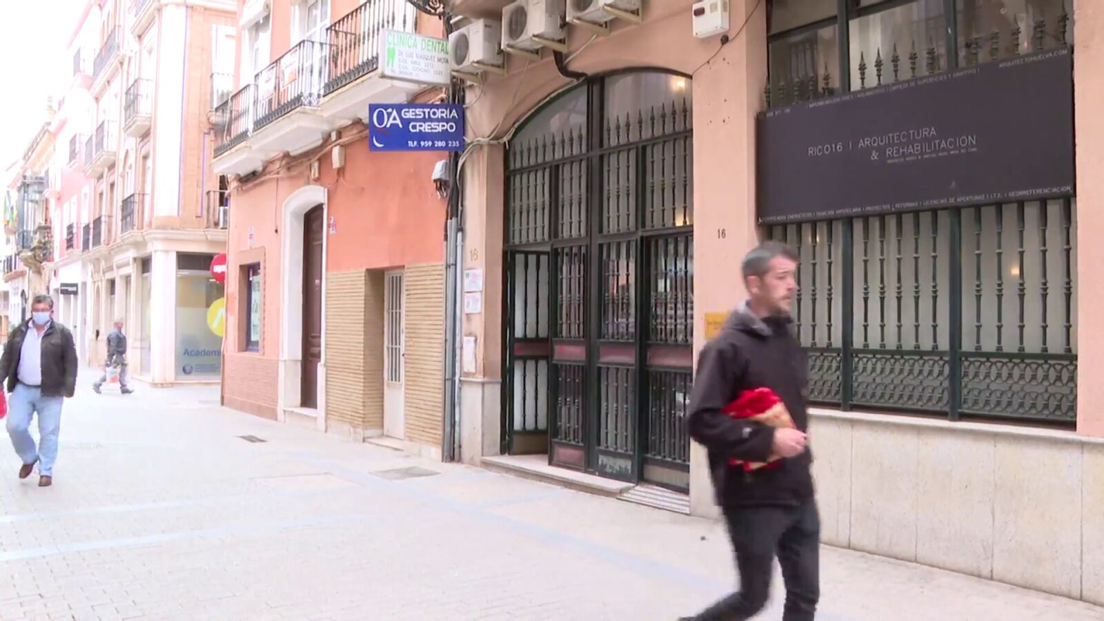 Rescatan a un bebé recién nacido, todavía con el cordón umbilical, en el rellano de un edificio en Huelva