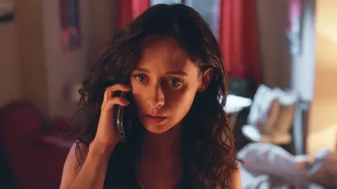 La llamada de la teniente Giner descoloca a Alba: “Hay que olvidarse de los análisis” La llamada de la teniente Giner descoloca a Alba: “Hay que olvidarse de los análisis”