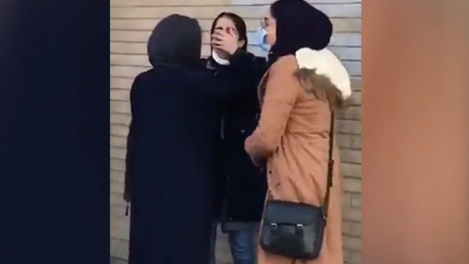 Aficionadas iran&iacute;es afectadas por el gas pimienta