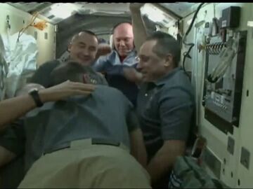Abrazo entre astronautas de Estados Unidos y Rusia