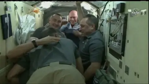 Abrazo entre astronautas de Estados Unidos y Rusia Abrazo entre astronautas de Estados Unidos y Rusia