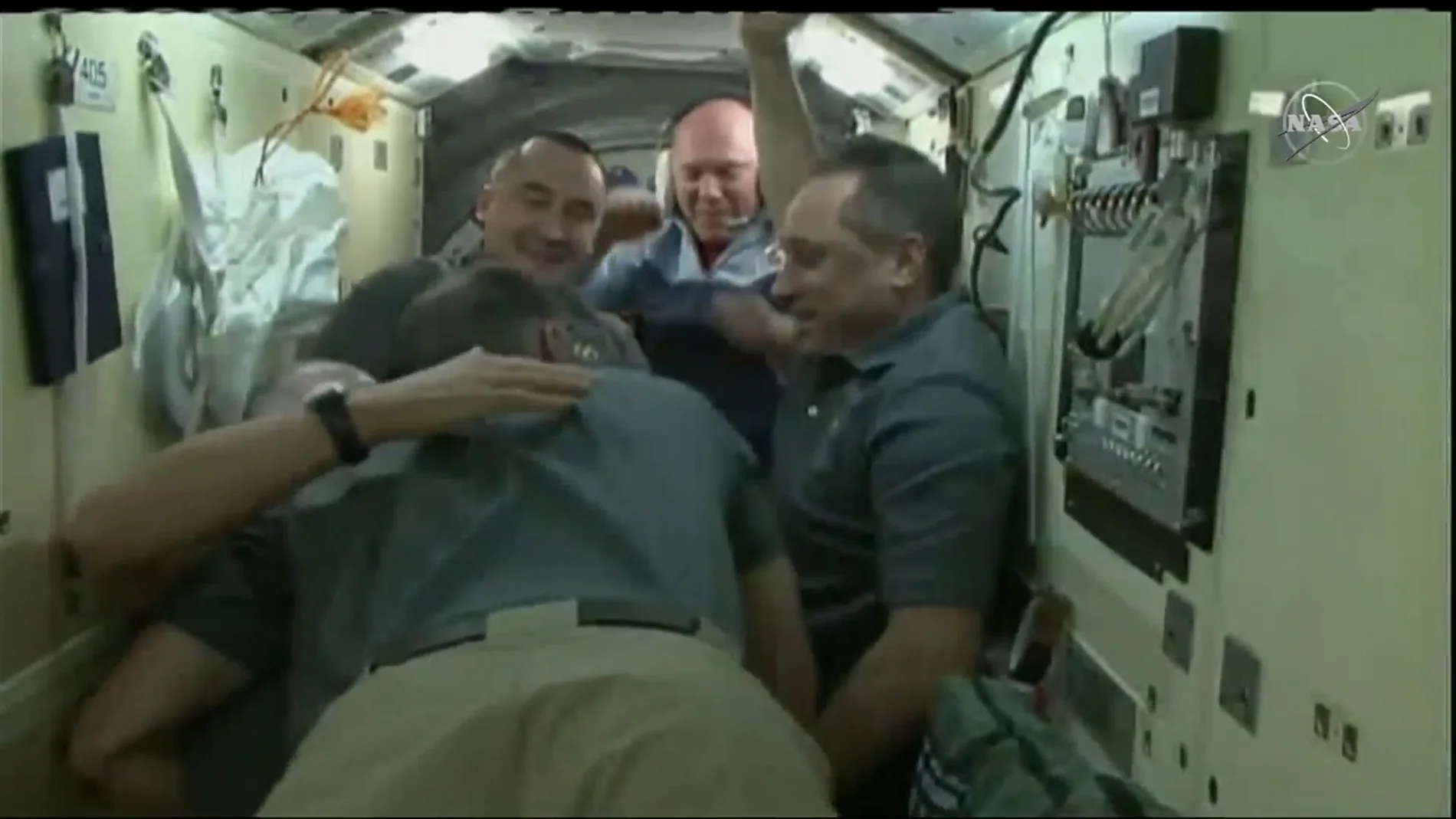 Abrazo entre astronautas de Estados Unidos y Rusia