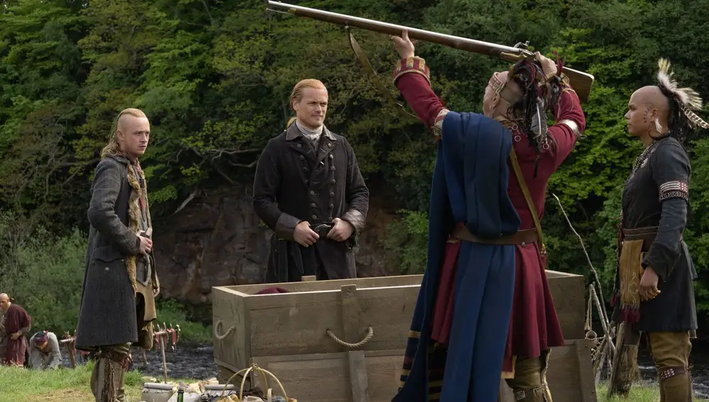 Jamie Fraser entrega a los cherokee armas en la temporada 6 de 'Outlander