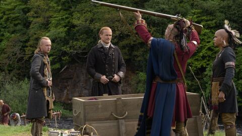 Jamie Fraser entrega a los cherokee armas en la temporada 6 de 'Outlander