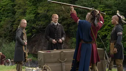 Jamie Fraser entrega a los cherokee armas en la temporada 6 de 'Outlander Jamie Fraser entrega a los cherokee armas en la temporada 6 de 'Outlander