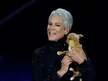 Jamie Lee con Mac and Cheese en los Oscar 2022 Jamie Lee con Mac and Cheese en los Oscar 2022