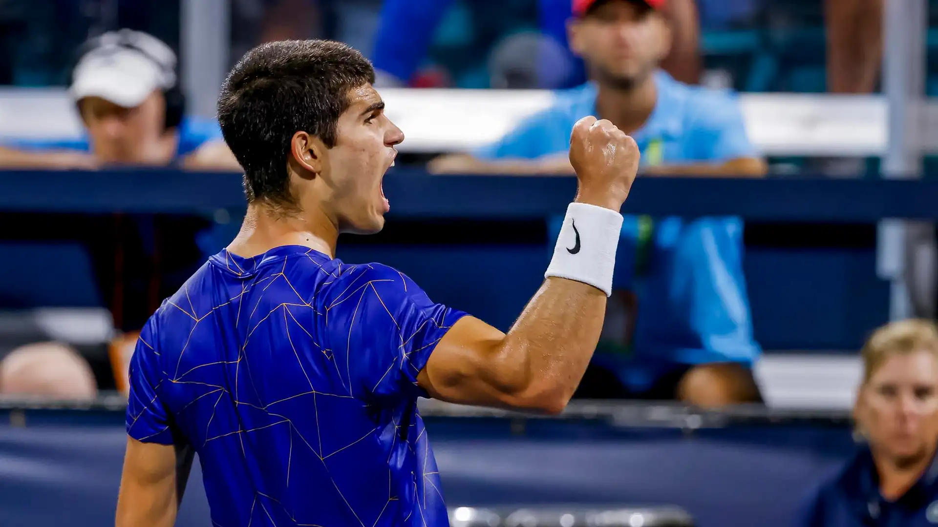 Alcaraz asombra y vence a Tsitsipas para alcanzar los cuartos de Miami