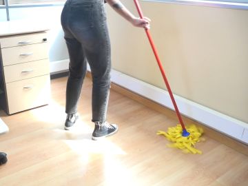 Fregar el suelo