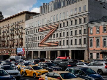 Teatro decorado con una letra Z en Moscú