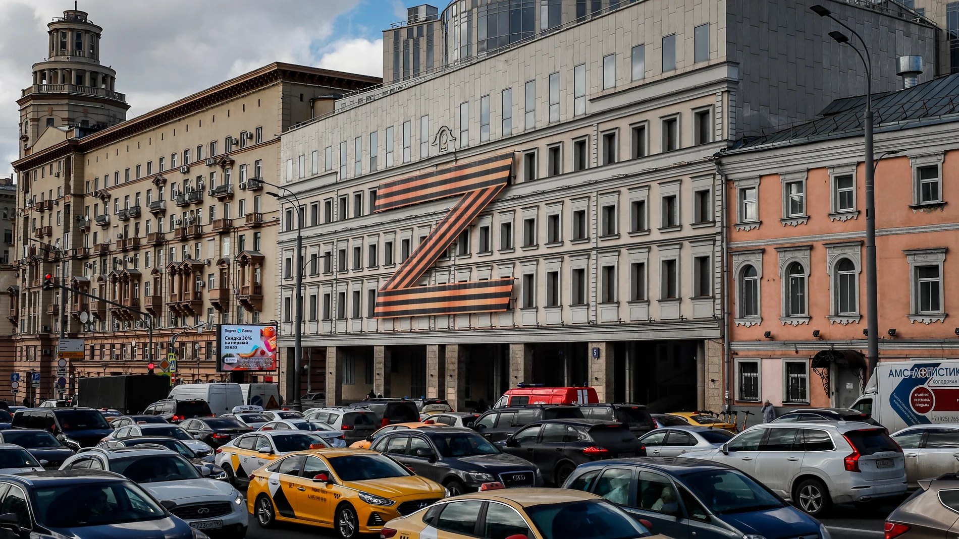 Teatro decorado con una letra Z en Moscú