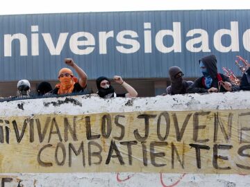 Fotografía de archivo en la que se registró a un grupo de manifestantes en la Universidad de Santiago de Chile