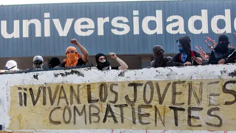 Fotografía de archivo en la que se registró a un grupo de manifestantes en la Universidad de Santiago de Chile Fotografía de archivo en la que se registró a un grupo de manifestantes en la Universidad de Santiago de Chile
