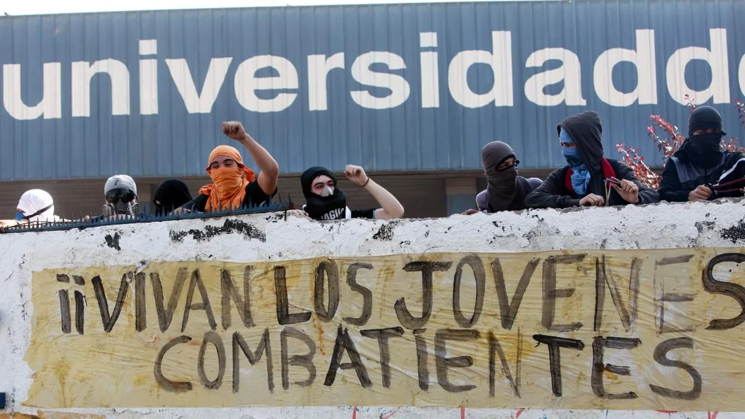 Fotograf&iacute;a de archivo en la que se registr&oacute; a un grupo de manifestantes en la Universidad de Santiago de Chile