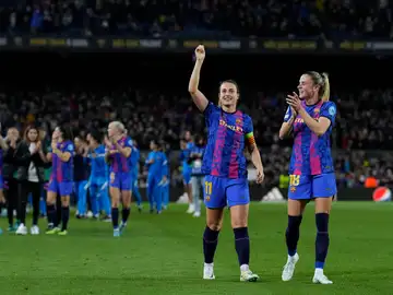Alexia Putellas junto a Ana-Maria Crnogorčević celebrando la victoria con los aficionados Alexia Putellas junto a Ana-Maria Crnogorčević celebrando la victoria con los aficionados